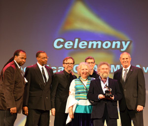 O inventor do Melodyne, Peter Neubcker com o seu Grammy justamente atribudo  Celemony, na foto ao lado de James McKinney, Ray Williams, Anselm Roes (divulgao)