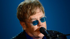 Elton John usando o hipercadiide AE6100 (Kevork Djansezian, Getty Images)