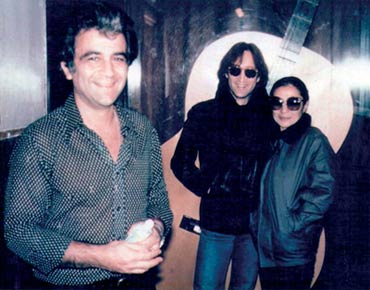 Roy Cicala com John e Yoko em 1980 (Divulgao)