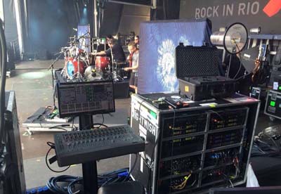 Ao lado do rack, a mesa da AVID, usada pelo Nightwish (Divulgao)